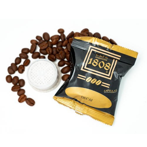 Imagen de las cápsulas de 1808 descafeinado junto con granos de café